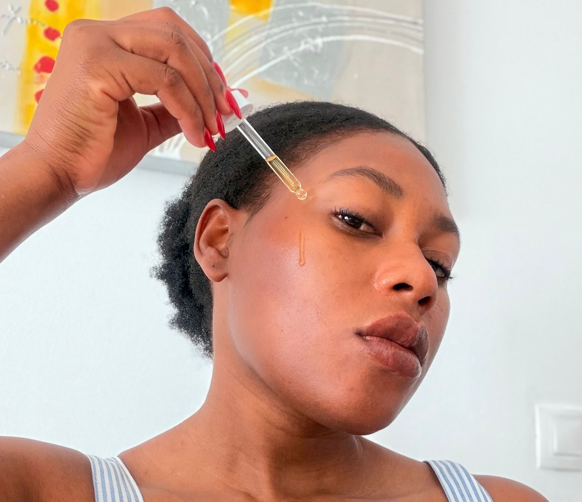 Chica aplicando sérum coreano K-Beauty rutina coreana